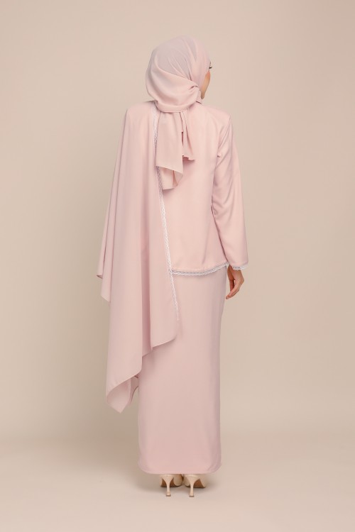 Dinda Rosegold with Lace Shawl