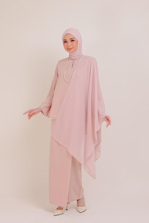 Dinda Rosegold with Lace Shawl