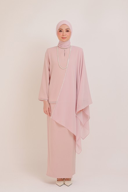 Dinda Rosegold with Lace Shawl