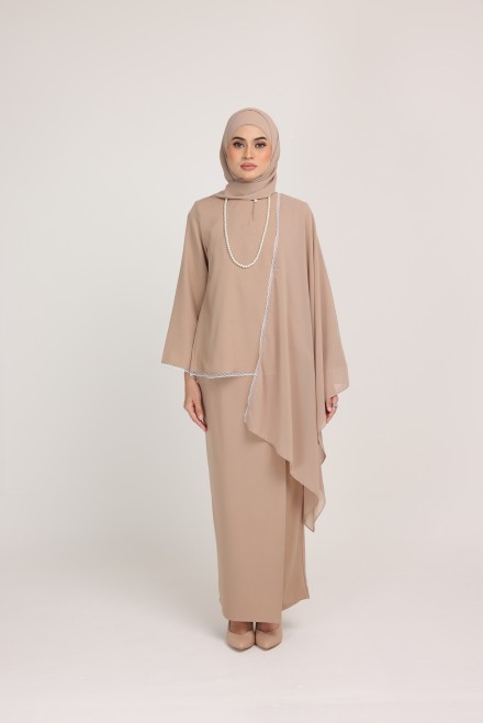 Dinda Brown With  Lace Shawl