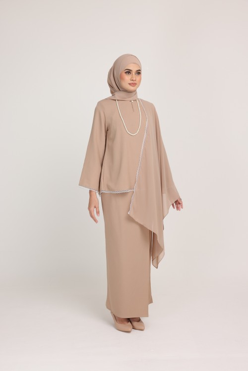 Dinda Brown With  Lace Shawl