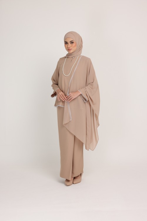 Dinda Brown With  Lace Shawl