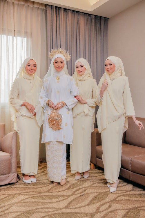 Dinda Pale Yellow With Lace Shawl